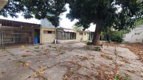 Terreno En Esquina En La Av. Principal La Cooperativa