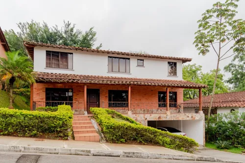 Casa En Venta En El Poblado. Cod V4490