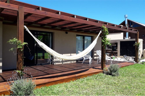 Preciosa Casa En Barrio Las Lomas Miramar !