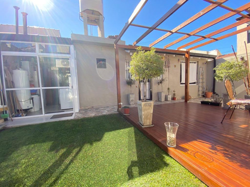 Casa En Venta - 2 Dormitorios 2 Baños - 230mts2 - Mar Del Plata