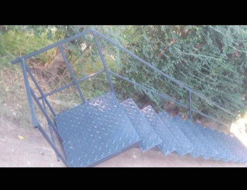 4. Escalera De Hierro Y Chapa Con Descanso De 0.60 De Ancho