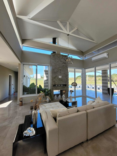 Imagen 9 de 12 de Lujosa Residencia A Estrenar Vendo Dentro Del Club Agua Vist