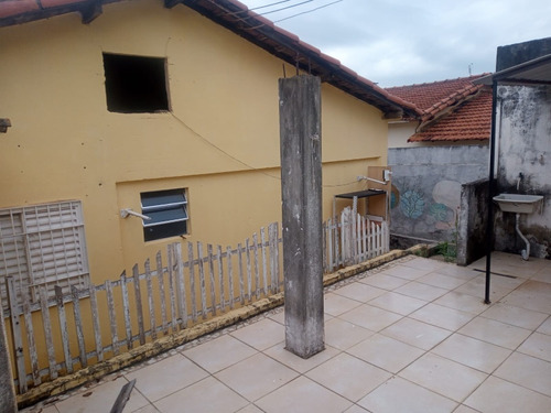 Casa De Três Quartos E Dois Banheiros Com Edícula