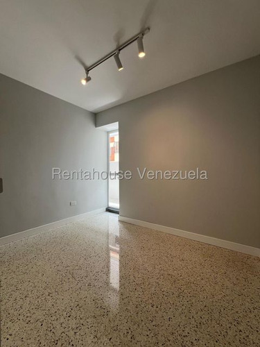 Apartamentopiso Medio Remodelado 107 M² 3h, 3b, 1p, Residencias Maria Con Pozo De Agua En Venta En Los Palos Grandes Avenida Segunda Caracas