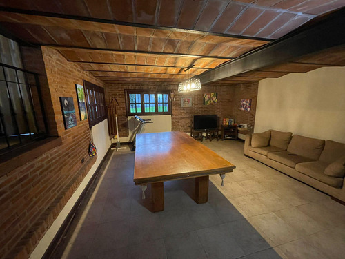 Chalet De Categoría 8 Amb. 484 M² Cub. C/ Garaje Para 2 Autos Y Parque C/ Pileta - Haedo
