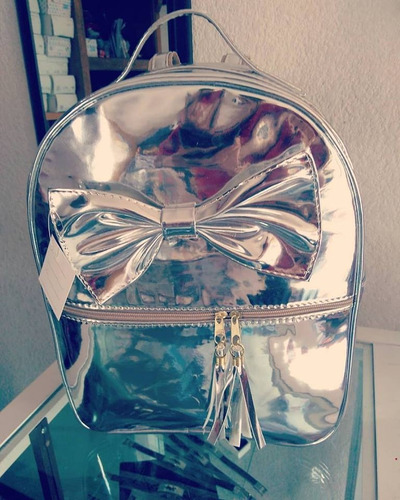 Imagen 2 de 2 de Bolsa Mochila Plateada Con Cierres Premium
