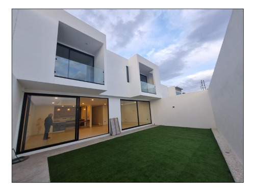 Excelenta Casa En Lomas, Calidad Y Ubicacion Excelente. Oportunidad