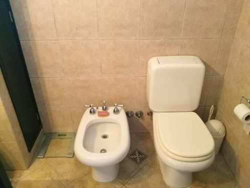 En Venta Hermosa Casa 4 Ambientes Con Cochera 2 Autos, Fondo Libre Y Quincho En Wilde Centro.