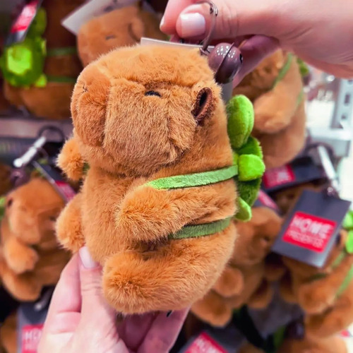 Chaveiro Pelúcia Capivara Filó Com Mochilinha De Tartaruga Cor Marrom