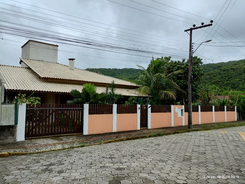 Casa Confortável Em Bombinhas-zimbros-sc, A 800m Da Praia.