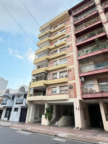 Departamento De Categoría De 3 Dormitorios + Dependencia Y Cochera En Las Heras Al 300, Barrio Sur