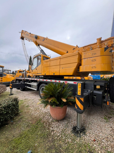 Grua Sobre Camión 8x4 Liugong Tc750 75tn Izaje 65mts Alcance