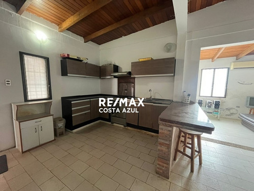 Remax Vende Amplia Casa En Conjunto Los Coralitos Tucacas