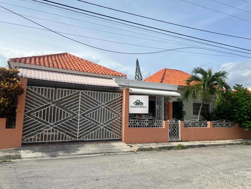 Casa Ubicada En El Residencial Las Orquideas, La Romana