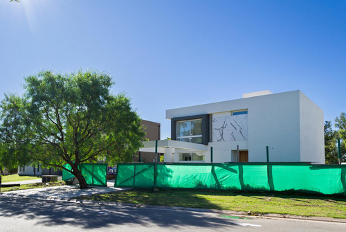 Casa En Venta Con Renta - Barrio Santa Juana, Canning