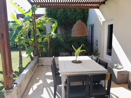 Casa 4 Ambientes En Venta Barrio San Alfonso, Pilar Del Este