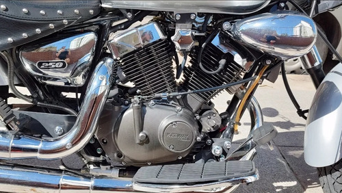Imagen 3 de 7 de Keeway Speed Cruiser 250 Con Parabrisas Y Alforjas