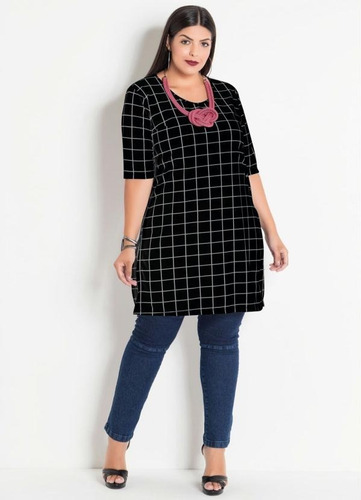Imagem 4 de 8 de Blusa Feminina Plus Size Alongada Preta Xadrez Grid C/ Fenda