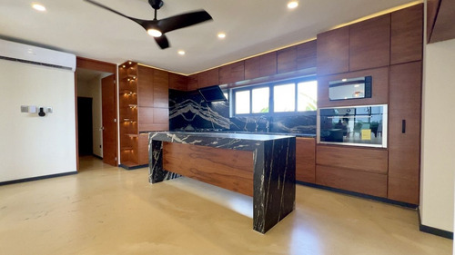 Residencia De Lujo En Venta Ubicada En La Privada Bosques De Altabrisa, Merida.