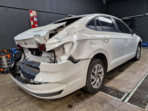 Volkswagen Virtus -chocado-