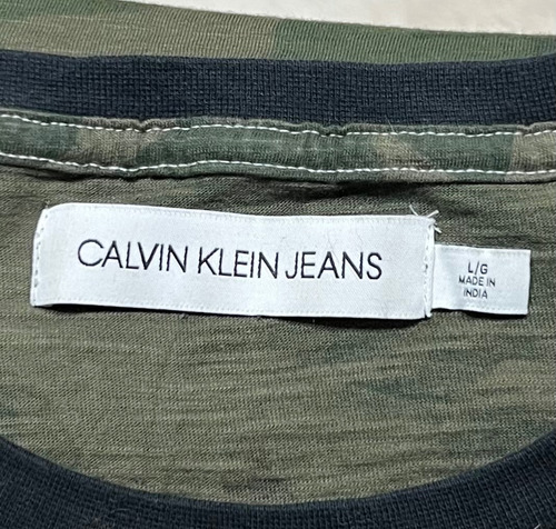 Playera Calvin Klein Estampado Camuflaje Para Hombre L (Usado)