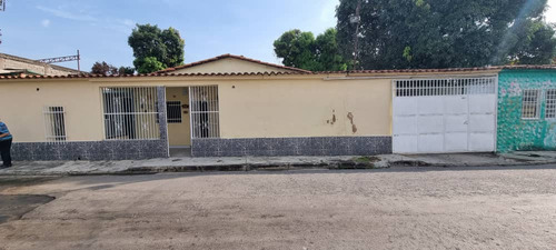 Rg Se Vende Casa En El Casco Central De Flor Amarillo