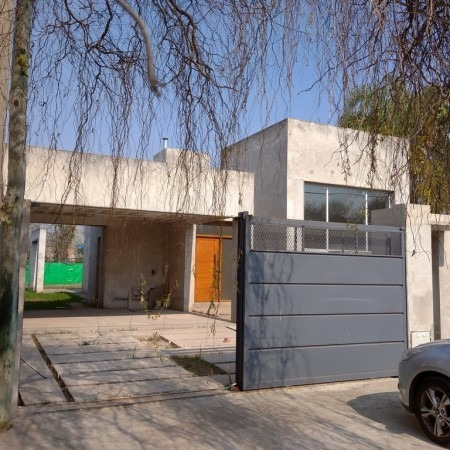 Imagen 2 de 12 de Casa Estilo Country A Terminar En Funes