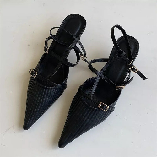 Un Zapato Puntiagudo De Tacón Alto Con Elegantes Sandalias P