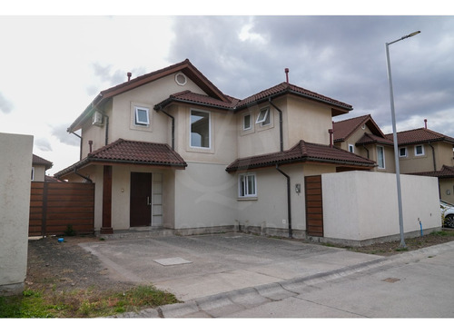 Casa En Venta En Condominio Estancia Las Rastras, Talca.