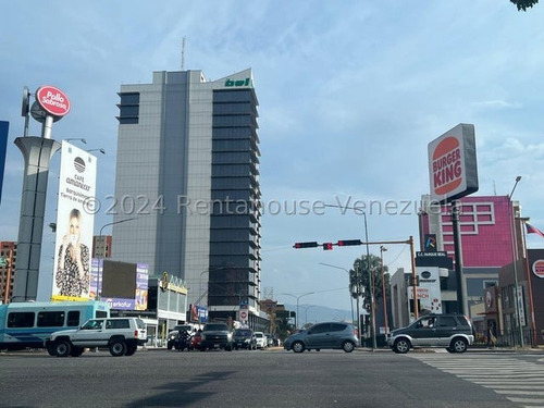 En Alquiler Moderna Oficina En Torre Empresaria, Con 2 A/a De 5 Toneladas C/u, Recepcion Y Sub Dividida En 4 Cubiculos En Vidrios, 2 Salas De Baño Y Mas, Hagamos Negocios, Contactame Dennymar B4b8o69