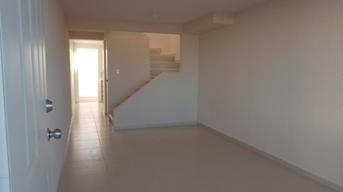 Casa Con Balcón, Acceso A Alberca Y Más. Casa De Dos Recámaras.