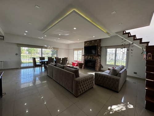 Moderna Casa En Venta Club De Campo El Moro
