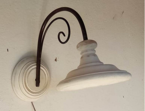 Imagem 3 de 4 de Arandela Colonial Em Ferro E Madeira Torneada