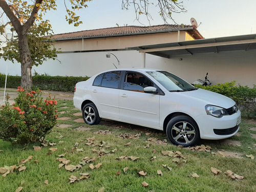 Volkswagen Polo Sedan 1.6 Comfortline Total Flex 4p