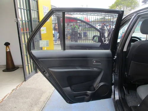 Kia Carens RONDO EX 4X2 2000CC MT AA