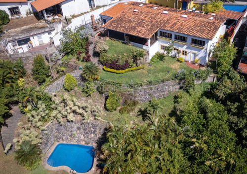 Casa De 1 Planta En Prados Del Este, Con Piscina Y Jardin!