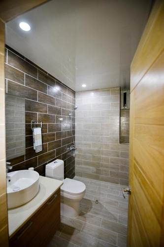 Vendo Apartamento En La Julia, Vista Al Mar, 3hab, 2p