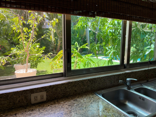Casa Con Terraza, Jardín Y Alberca Privada, En Venta, Villa Magna, Cancun.