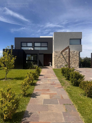 Casa Con Excelente Diseño En Barrio Marinas Puertos Del Lago