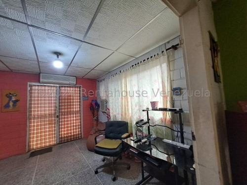 En Venta Townhouse Urb Prados La Encrucijada Sector Las Palmas Cagua 24-27564 Gjg