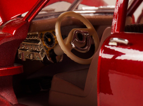 Tucker Torpedo Vermelho 1948 1:18 Miniatura Road Signature (Usado)