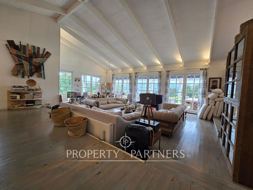 Increíble Casa De 500 M2 En Puerto Klocker Con Vis...