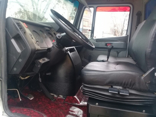Imagen 4 de 13 de Mercedes Benz 710/2000 Con Furgon Termico Y Pala