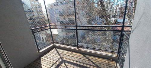 Imagen 13 de 25 de Muy Luminoso. 4º Al Frente. Muy Buen Estado. Balcon Con Deck. Hall. Living Comedor 5,5x3,1. Cocina Aparte Al Frente Con Lavadero Incorporado. Amplio Dormitorio Con 2 Placards