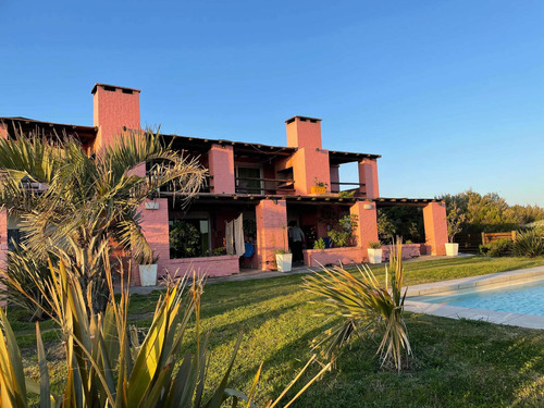 Alquilo Piriapolis Lindos Aptos De 1 Y 2 Dormitorios Sobre La Arena Rodeado De Palmeras Piscina Cerrada 38 Grados Sala De Juegos Un Lugar Unico En Piriapolis