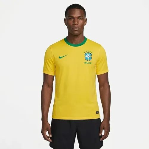 Vista frontal da Camisa Brasil Nike I 2026/27 amarela vestida em um modelo masculino