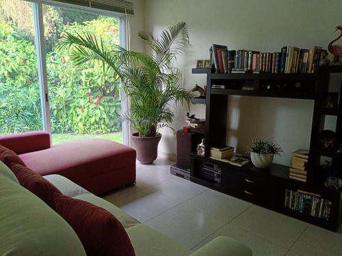 Casa En Venta En Jiutepec, Cocadas, Con Acceso Controlado, Alberca Y Loft Independiente.