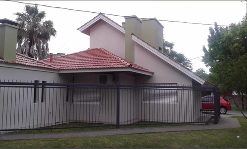 Imagen 8 de 30 de Casa Venta 4 Dormitorios, 4 Baños Y Piscina-lote 383 Mts 2 Y 230 Mts Cubiertos- La Plata