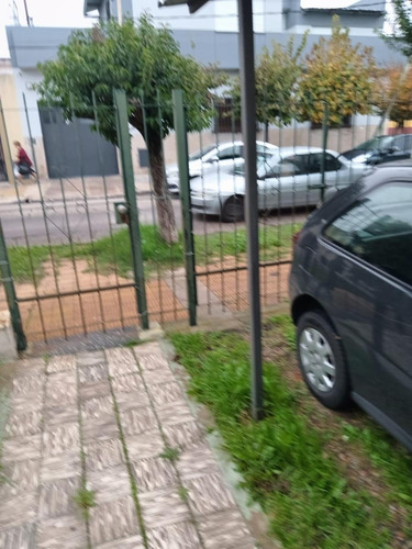 Vivienda Ph Al Frente De 3 Ambientes Con Entrada De Auto Y Jardín.