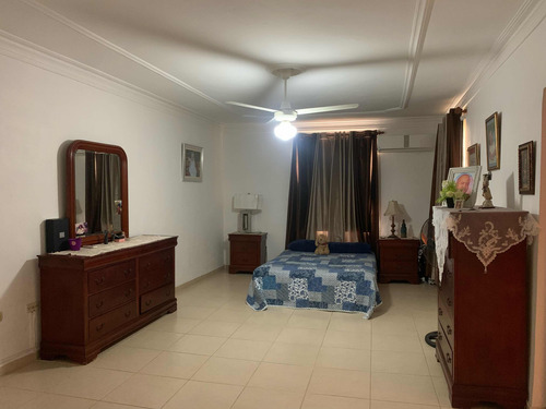 Casa Amplia Con 4 Habitaciones En Venta En Villa María